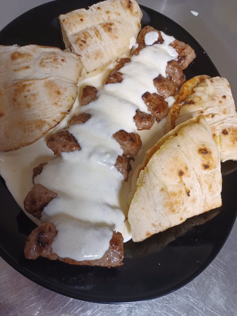 Ćevapčići – kralj balkanske kuhinje i nezaobilazan ukus hrvatskog roštilja