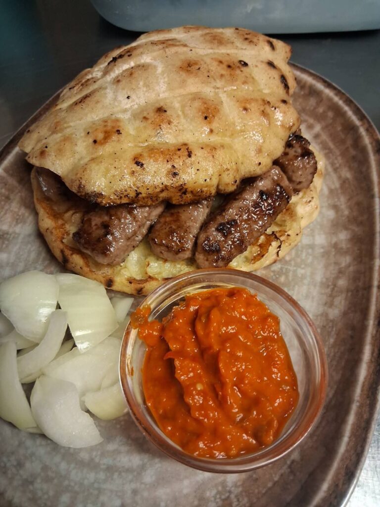 Tko je izmislio dostavu hrane? Fascinantna povijest od antičkog Rima do modernih aplikacija